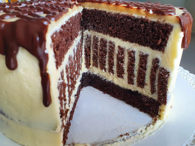 Schnittansicht einer Schoko-Marzipan-Torte