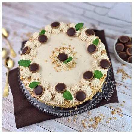 Schnittansicht einer Toffifee Torte mit mehreren Schichten und viel Creme