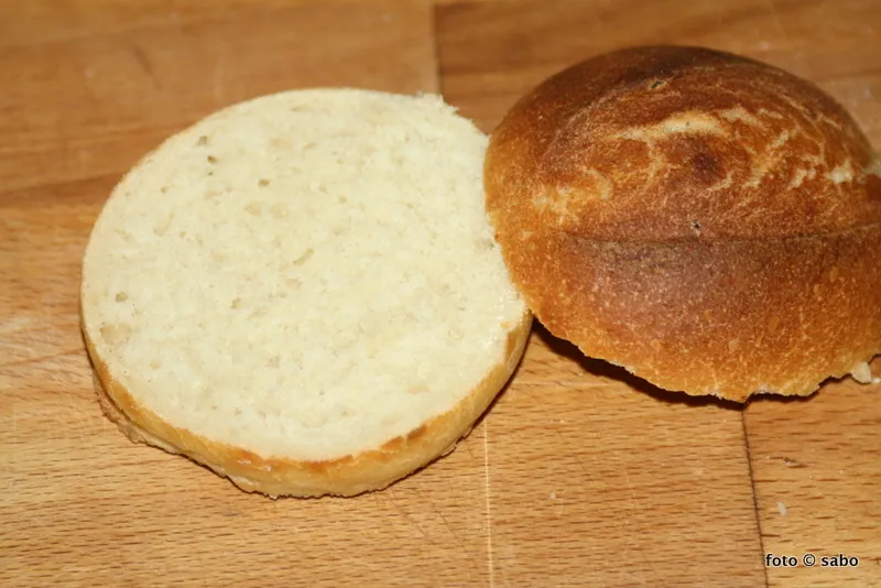 Schnittbild eines DDR-Brötchens mit schöner Krume