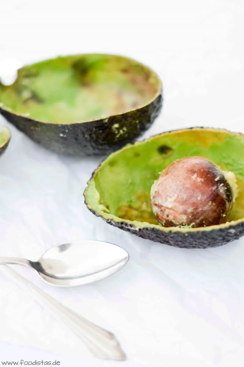 Schoko-Avocado-Mousse in einem Schälchen, bereit zum Verzehr