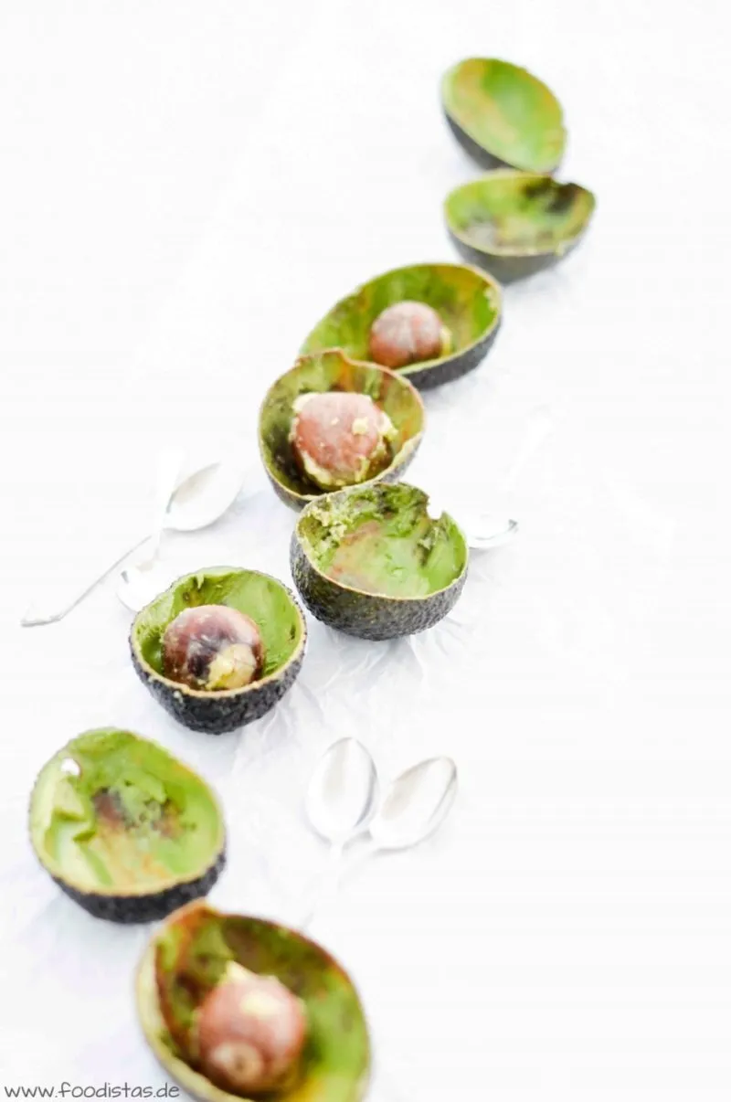 Schoko-Avocado-Mousse in Gläsern angerichtet