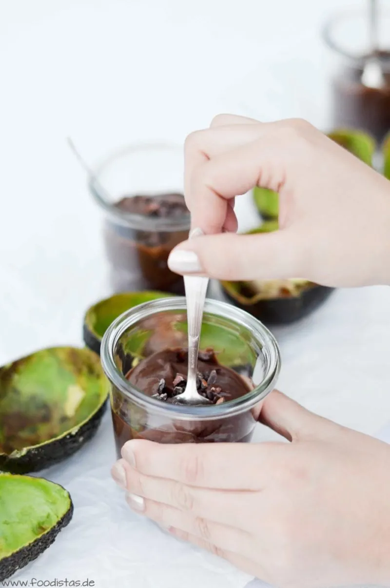 Schoko-Avocado-Mousse in zwei Gläsern mit Löffeln