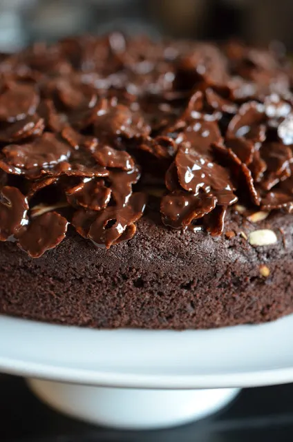 Schoko-Cornflakes-Topping gleichmäßig auf dem Schokoladenkuchen verteilt