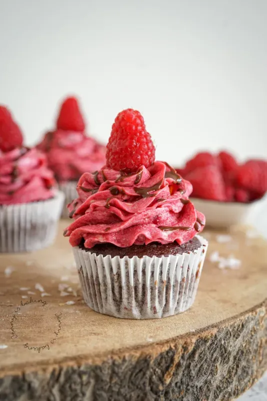 Schoko-Himbeer-Cupcakes mit frischen Himbeeren