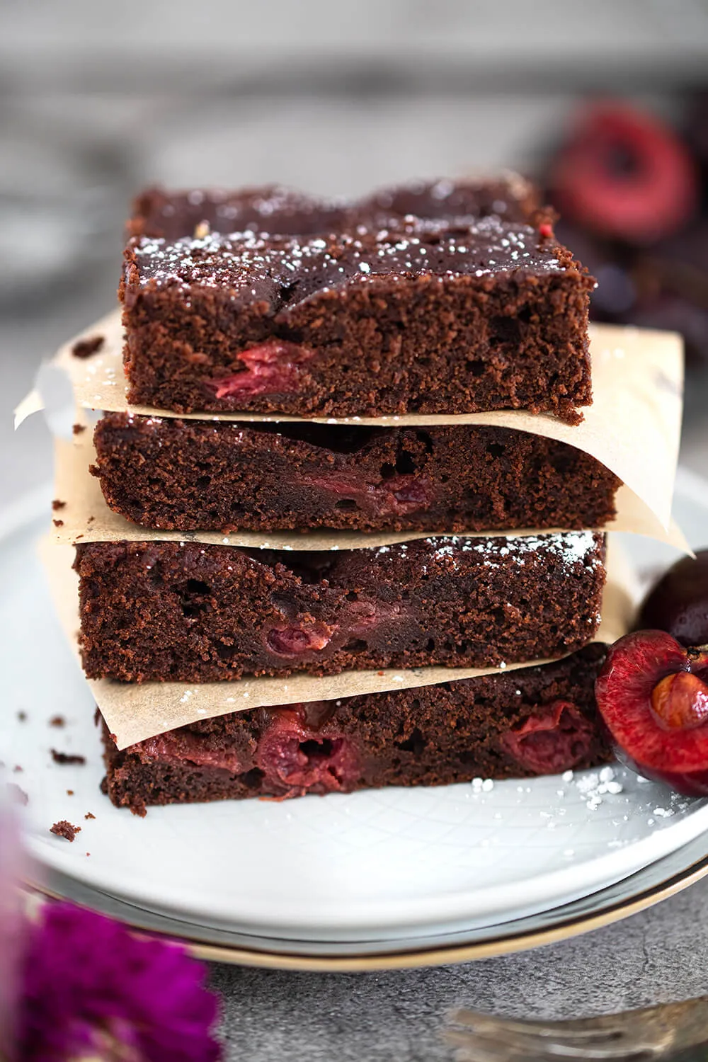 Schoko-Kirschkuchen vom Blech mit frischen Kirschen