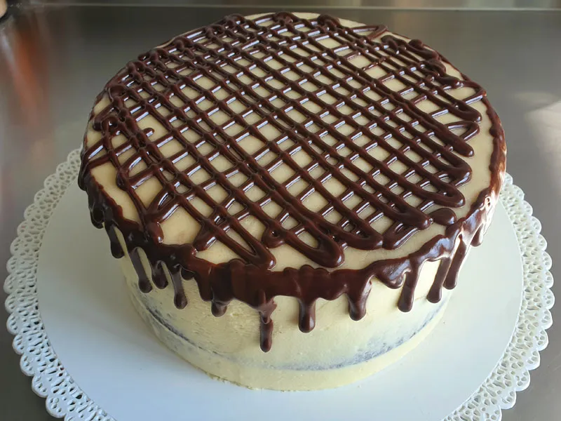 Schoko-Marzipan-Torte mit eleganter Marzipandekoration