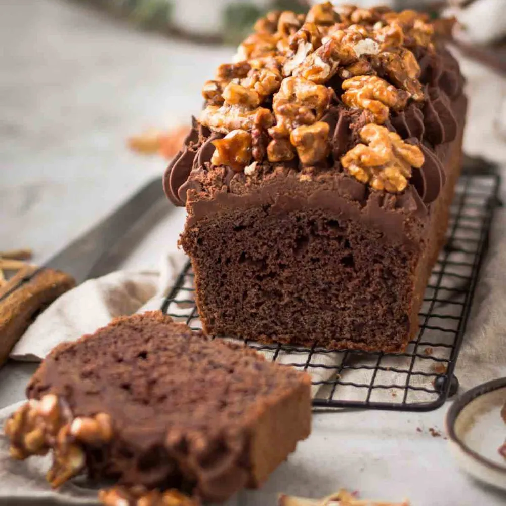 Schoko-Rotweinkuchen mit gebrannten Walnüssen