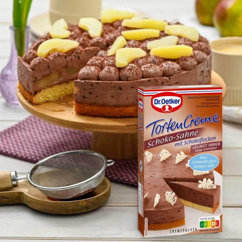 Schoko-Sahne Tortencreme angerichtet auf einer Torte