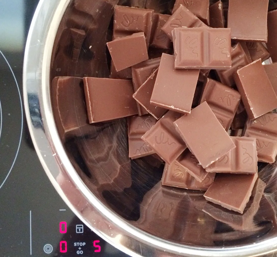 Schokolade über dem Wasserbad schmelzen