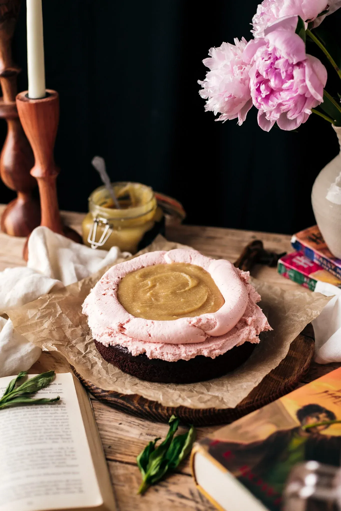 Schokoladenkuchen gefüllt mit Karamell
