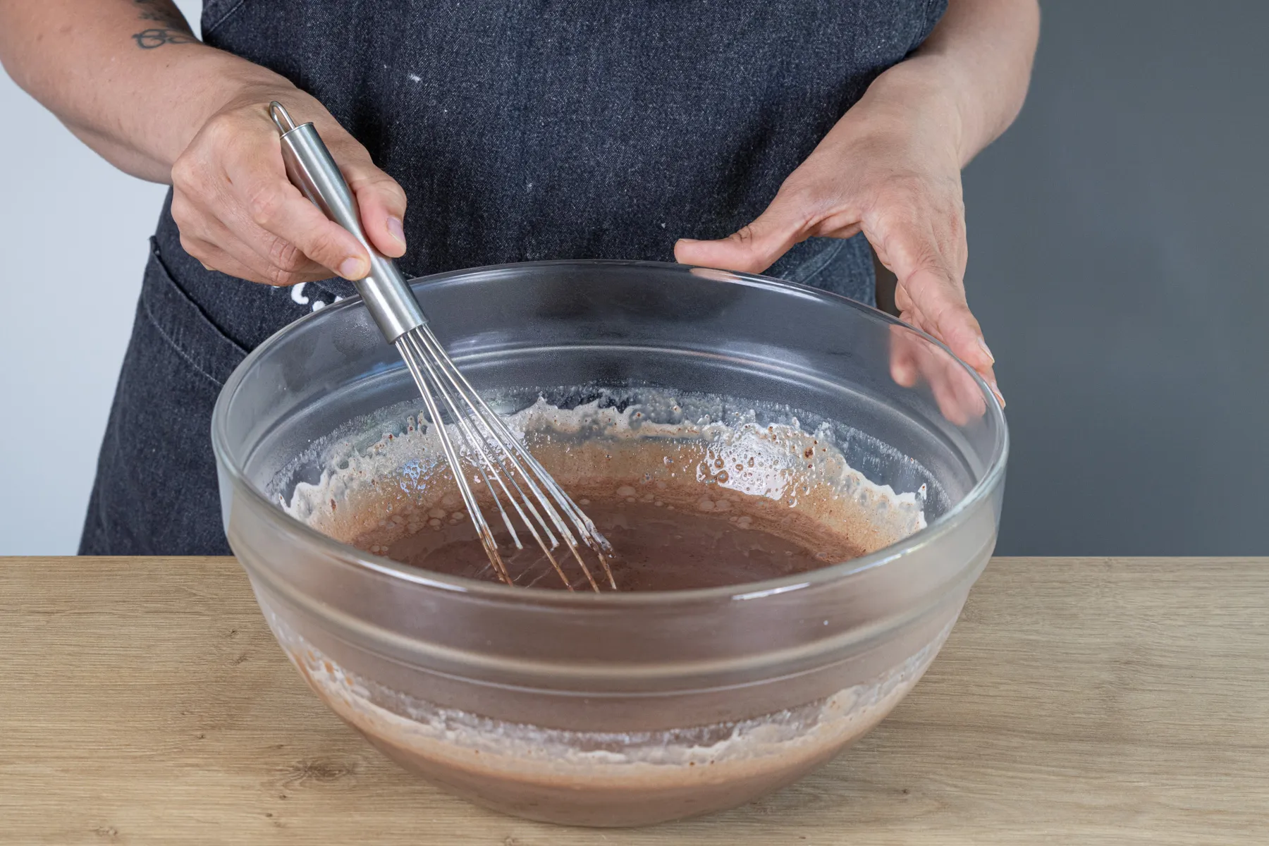 Schokosahne langsam verrühren, bis sie geschmolzen ist
