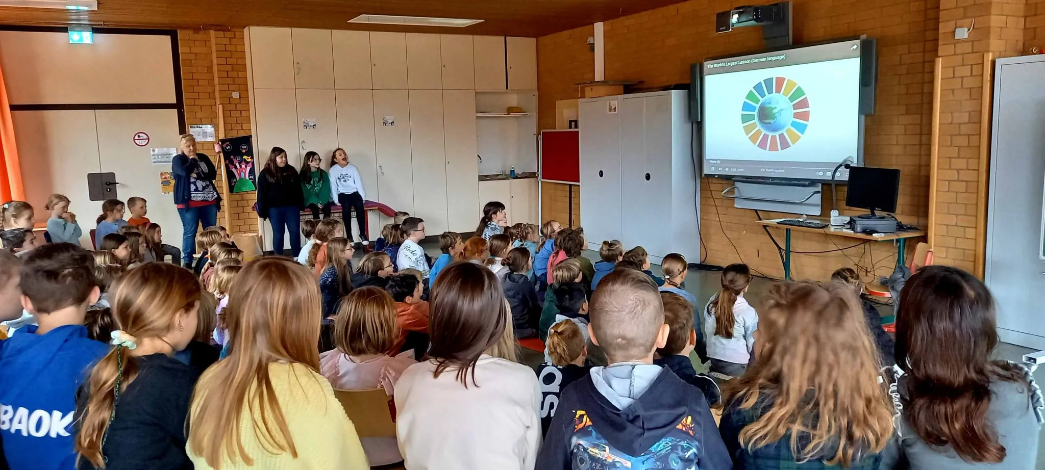 Schülerinnen und Lehrerinnen versammeln sich im Raum der Wünsche zum Kick-off