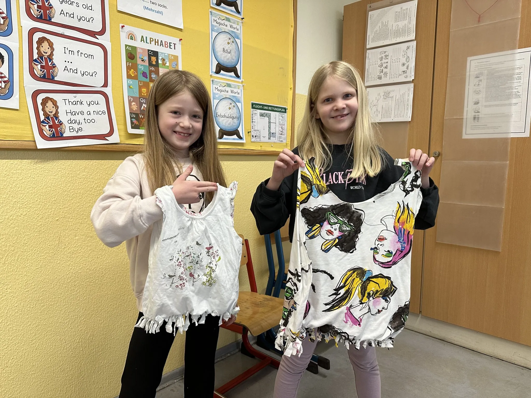 Schülerinnen und Schüler basteln kreativ aus Müll