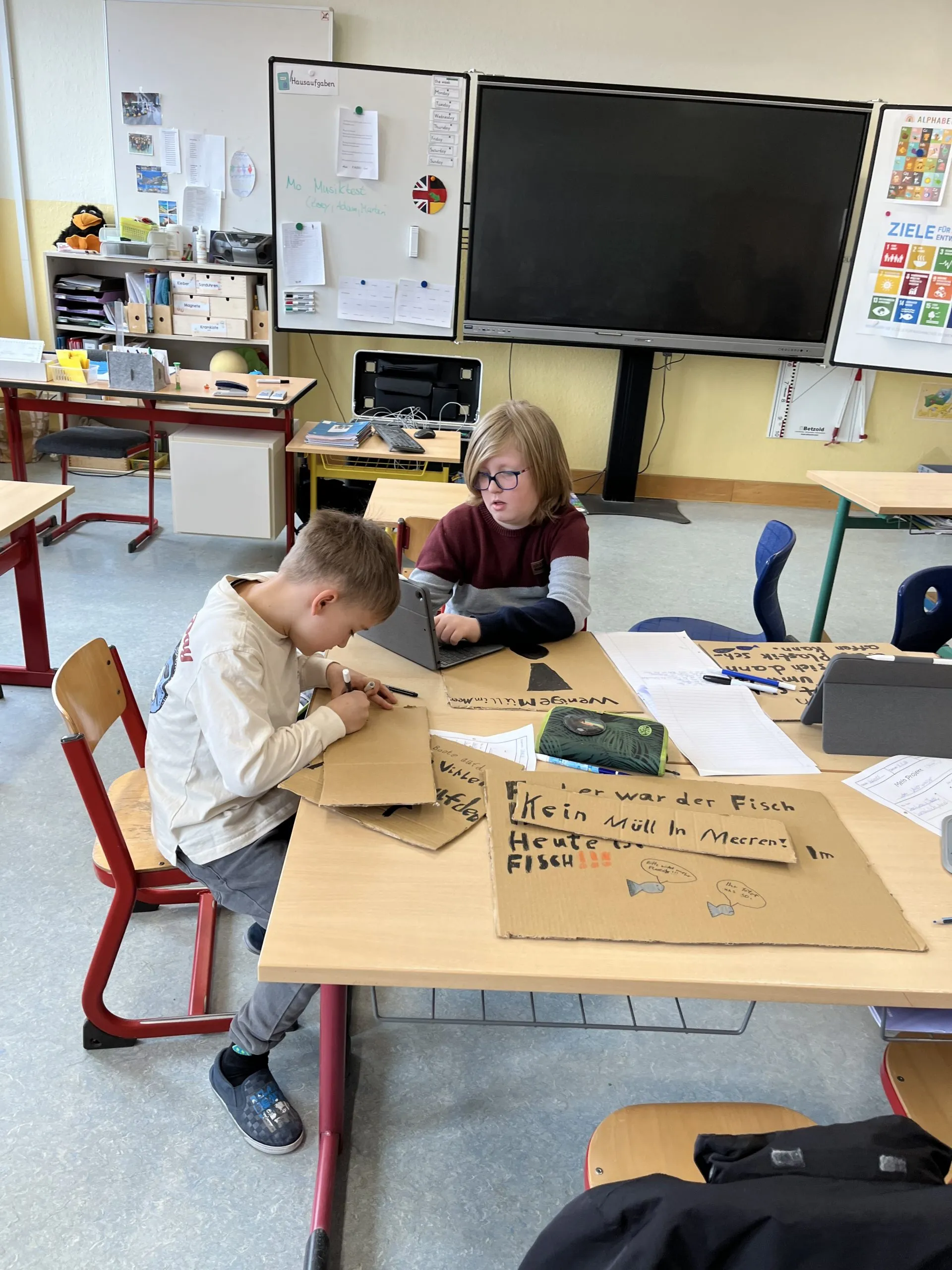 Schülerinnen und Schüler planen eine Demonstration gegen Meeresmüll