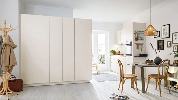 Schüller Küche mit integriertem Raumtrenner
