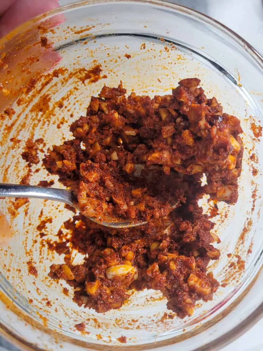 Schüssel mit der Marinadenpaste für eingelegten Käse