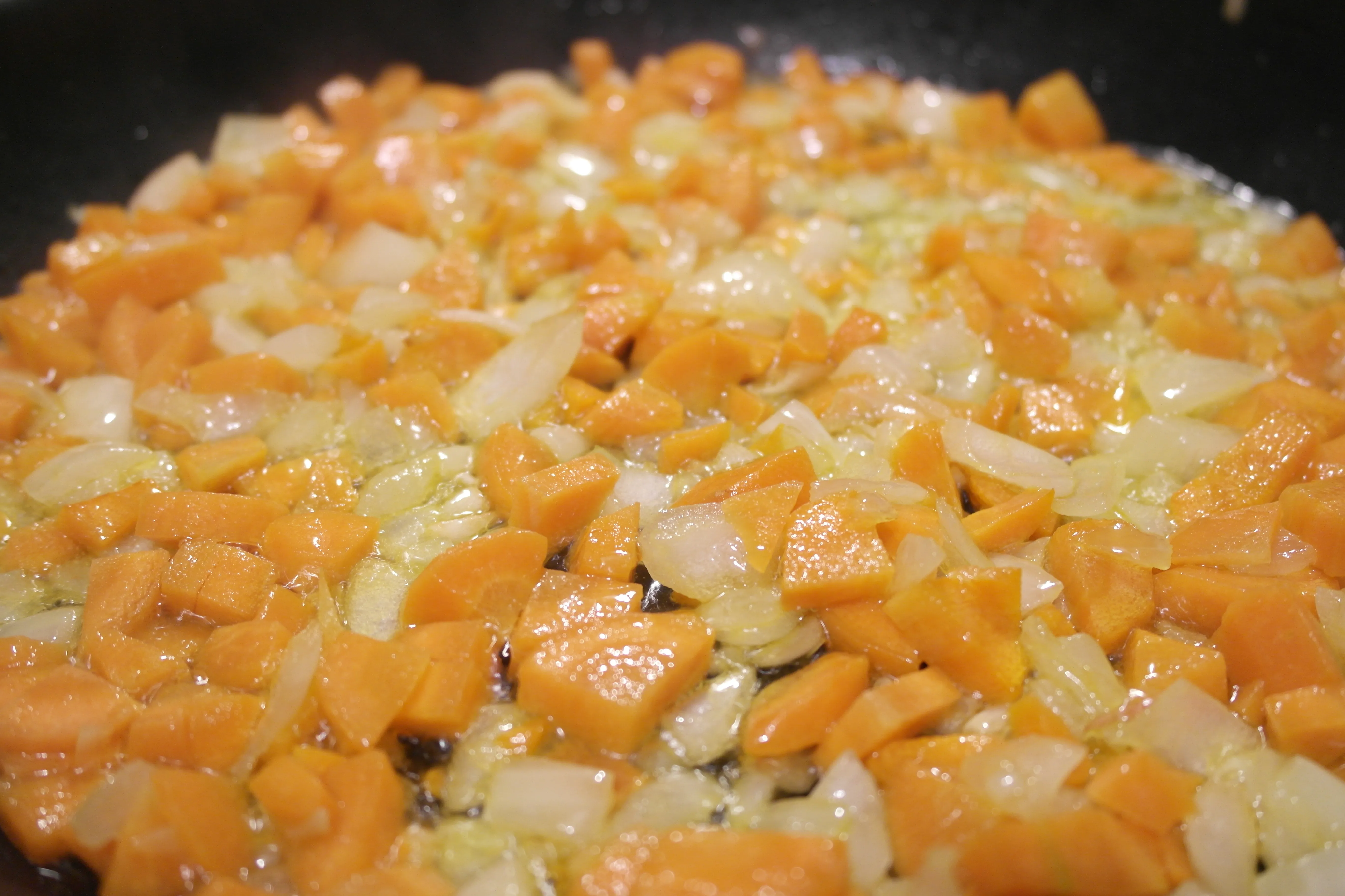 Schüssel mit frischer, aromatischer veganer Bratensoße