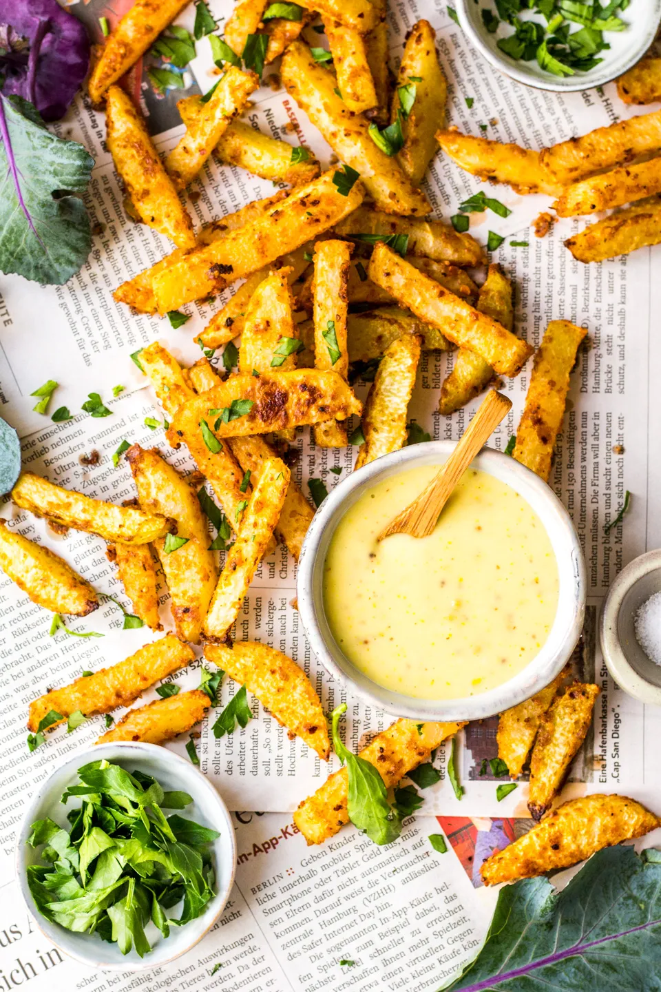 Schüssel mit gewürzten Kohlrabi-Pommes und Dip