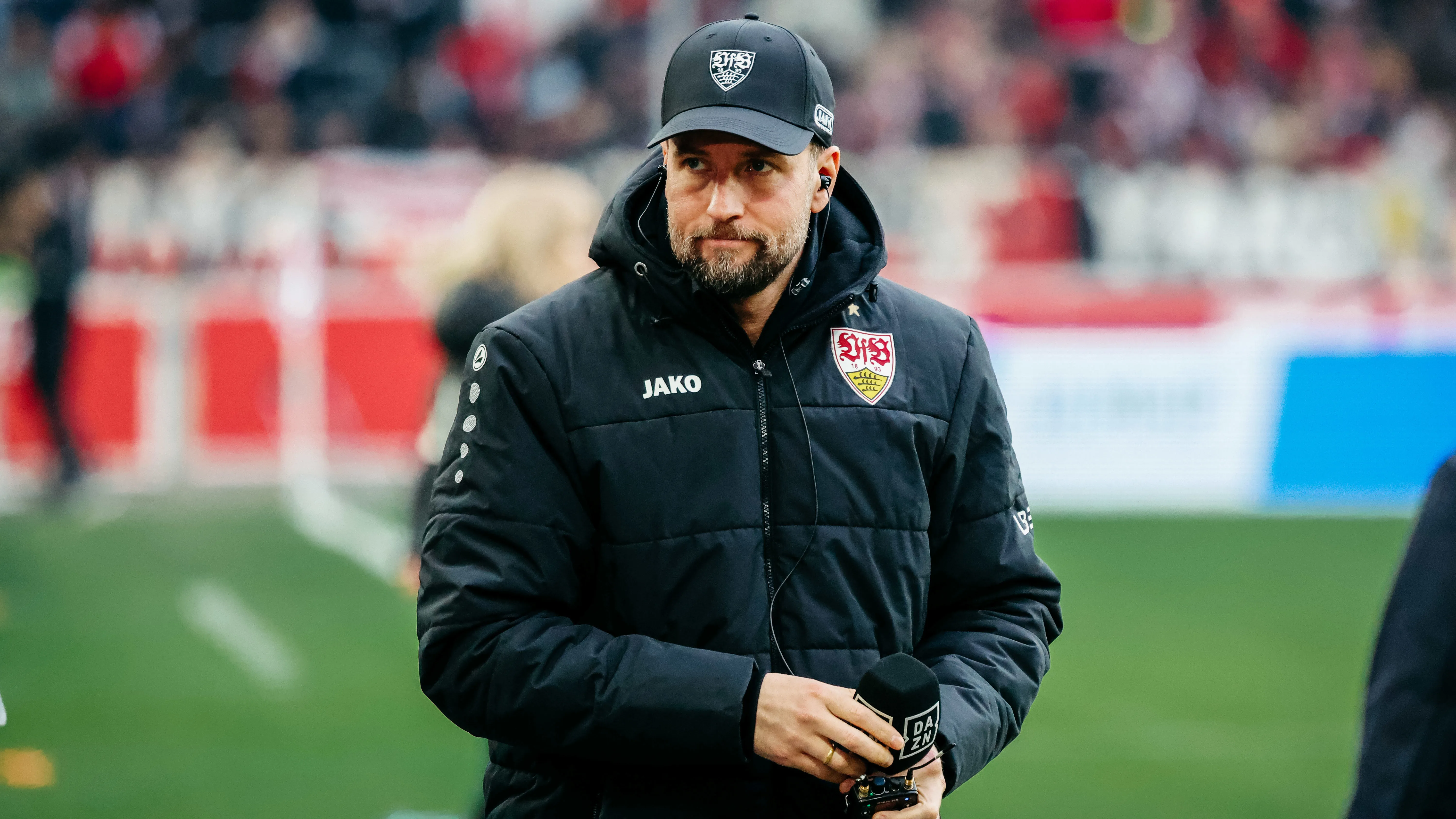 Sebastian Hoeneß spricht bei einer Pressekonferenz