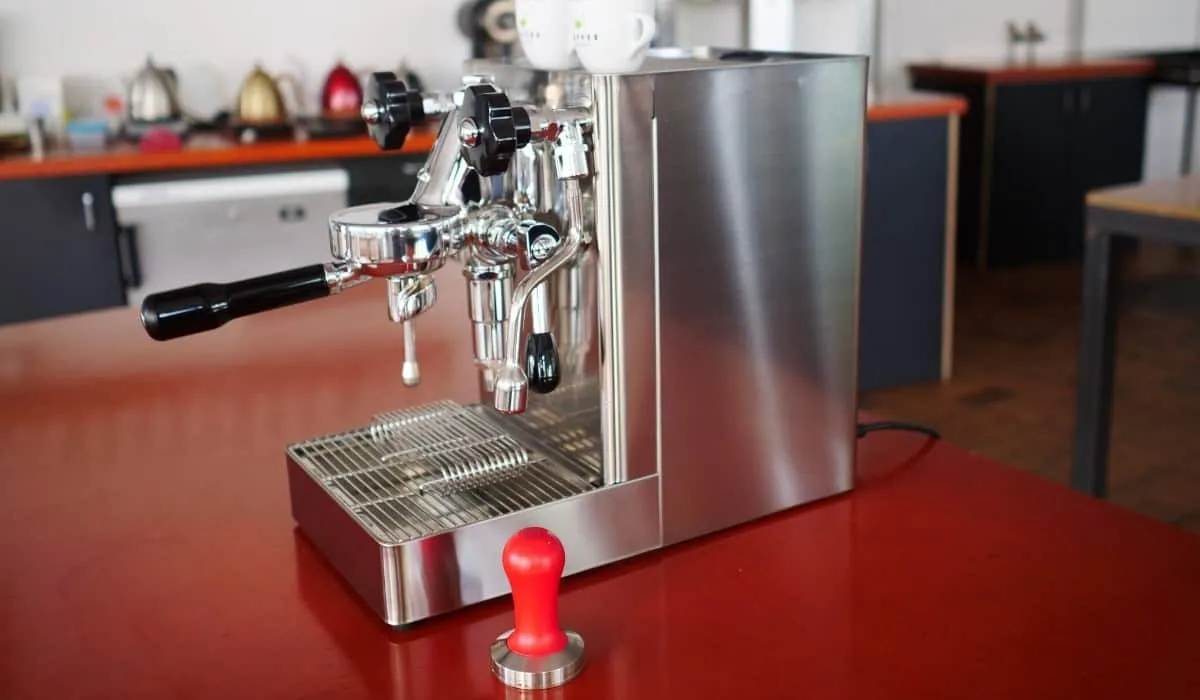 Seitenansicht der kompakten Lelit Mara X Espressomaschine