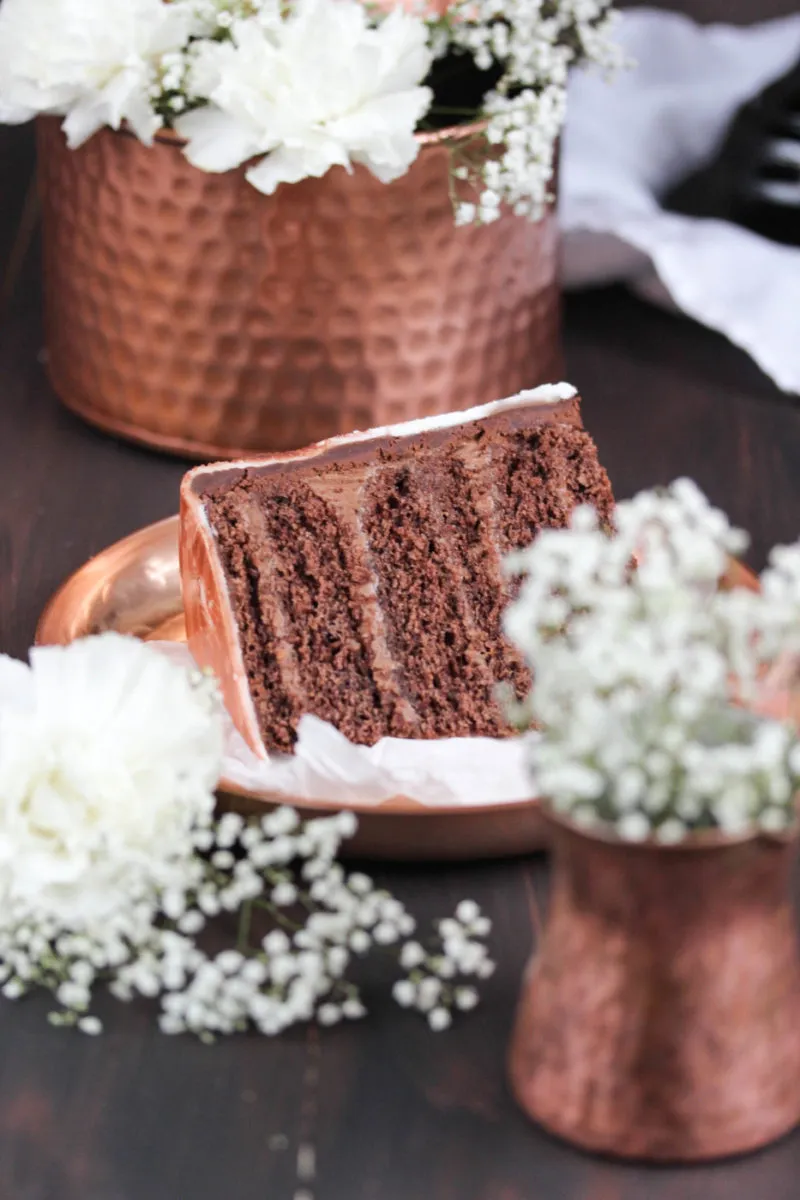 Seitenansicht der perfekt glasierten Nougat-Fondant-Torte