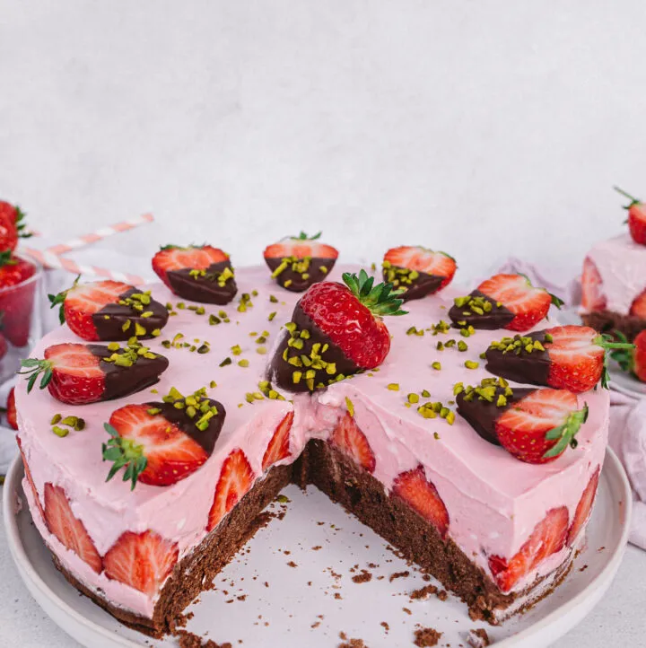 Seitenansicht der veganen Erdbeer-Sahne-Torte