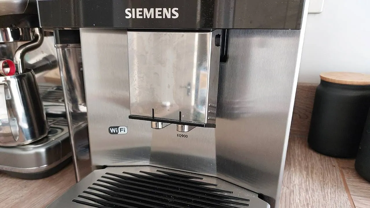 Seitenansicht des Siemens EQ900 mit geöffnetem Bohnenfach
