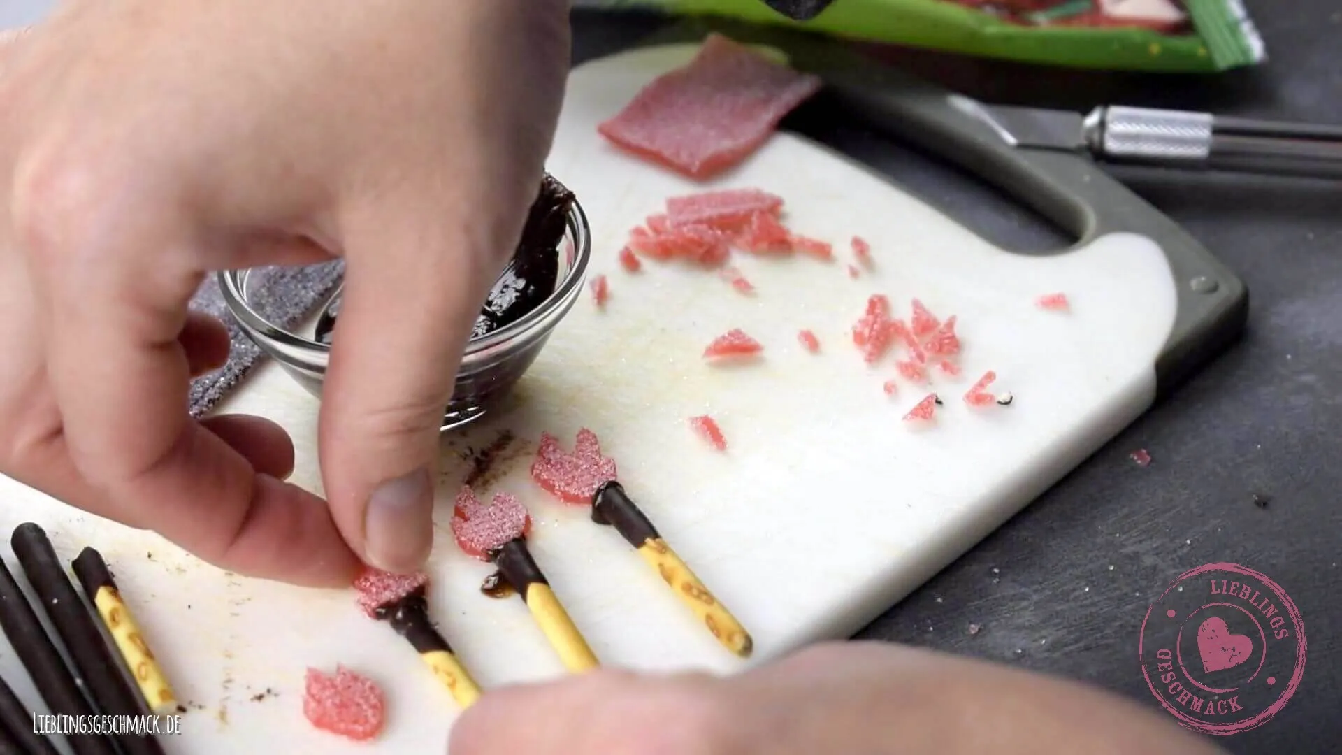 Selbstgemachte Fackeln und Fahnen aus Süßigkeiten als Dekoration für die Ritterburg Torte