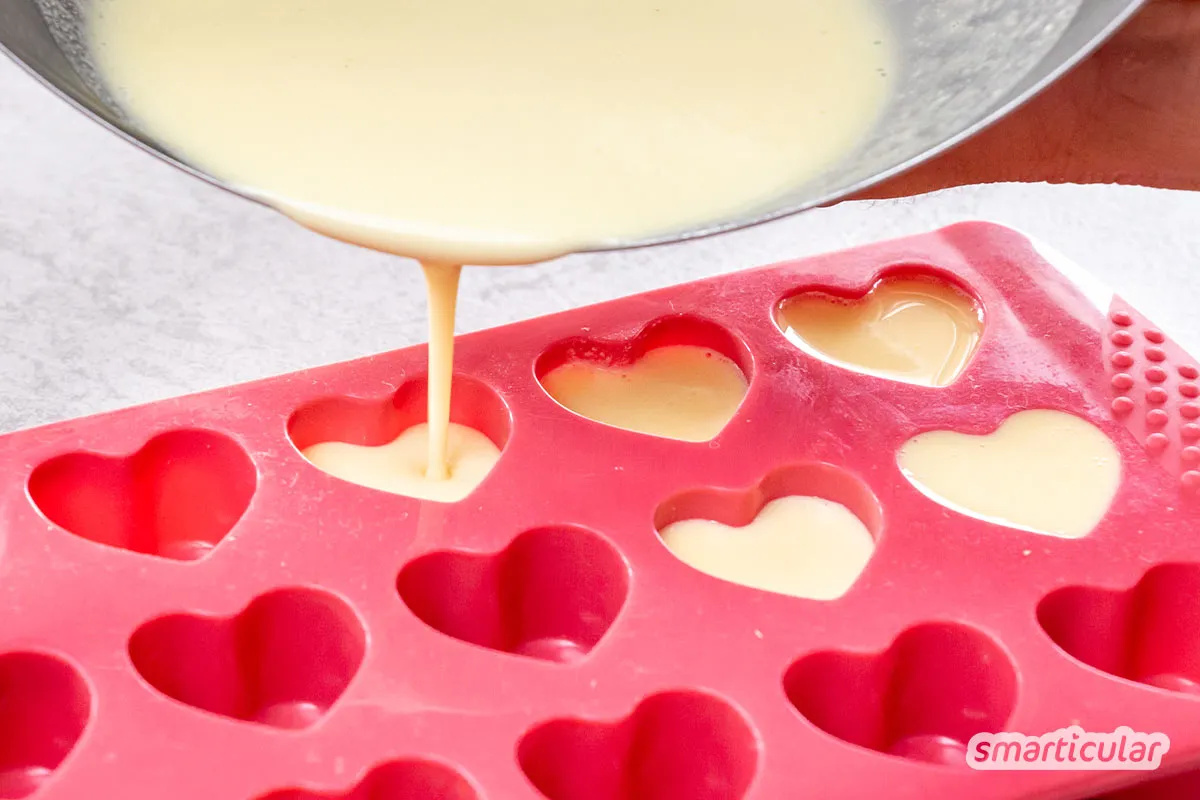 Selbstgemachte weiße Schokolade in einer Silikonform