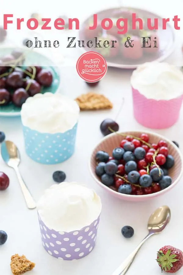 Selbstgemachter Frozen Joghurt wird in Gläser gefüllt