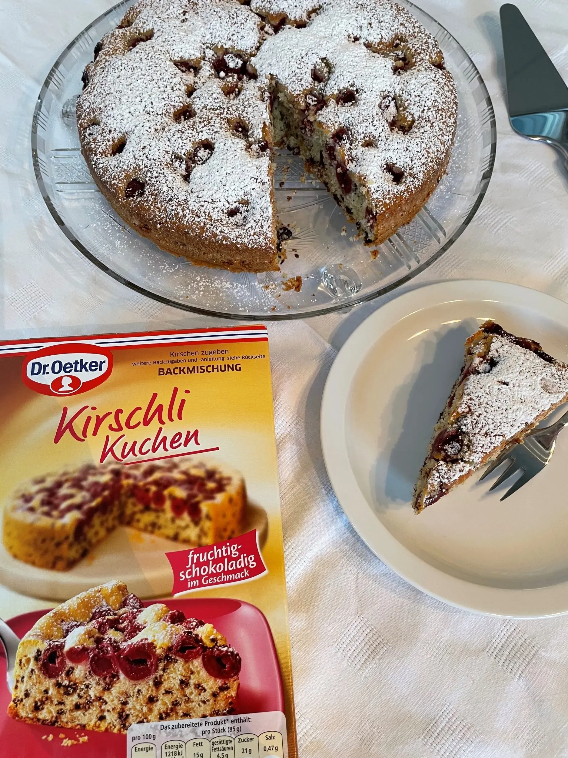 Selbstgemachter Kirschli Kuchen auf einem Teller angerichtet