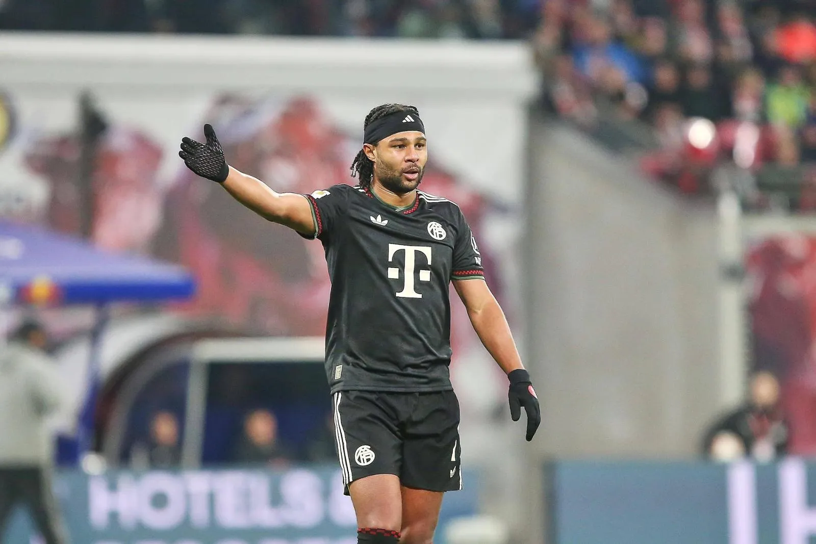 Serge Gnabry, dessen Vertragsverhandlungen beim FC Bayern stocken.