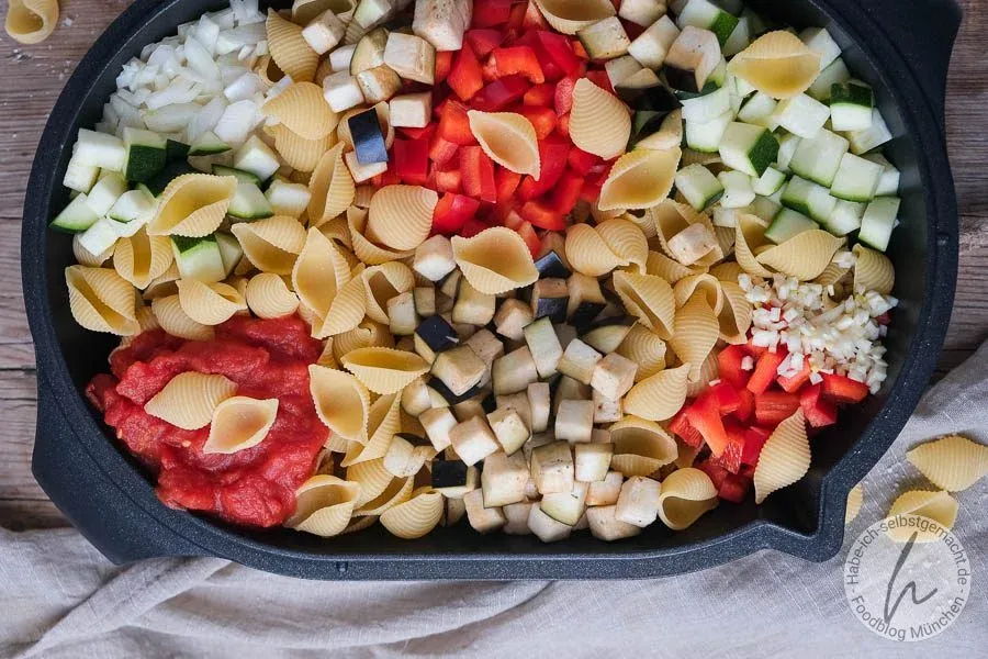 Servierfertige Portionen der vegetarischen One Pot Pasta