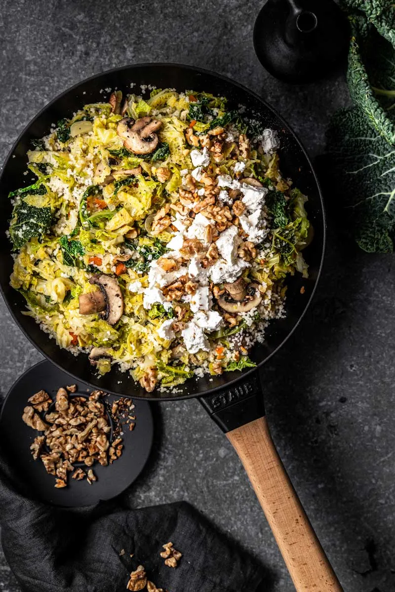 Servierfertige vegetarische Couscous-Pfanne mit Wirsing und Feta