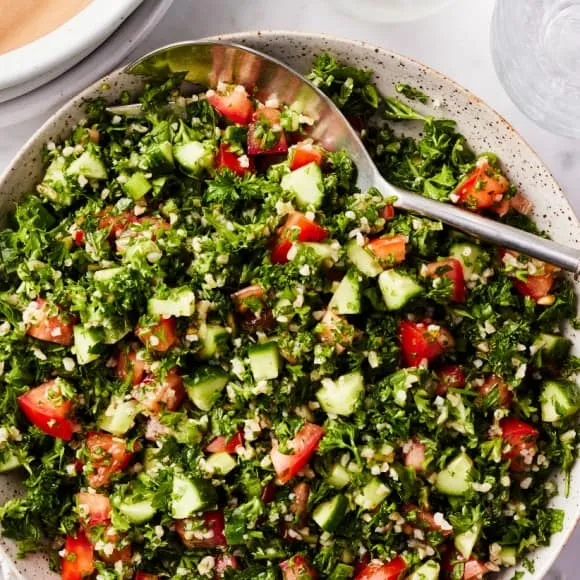 Servierfertiges Tabbouleh in einer kleinen Schüssel