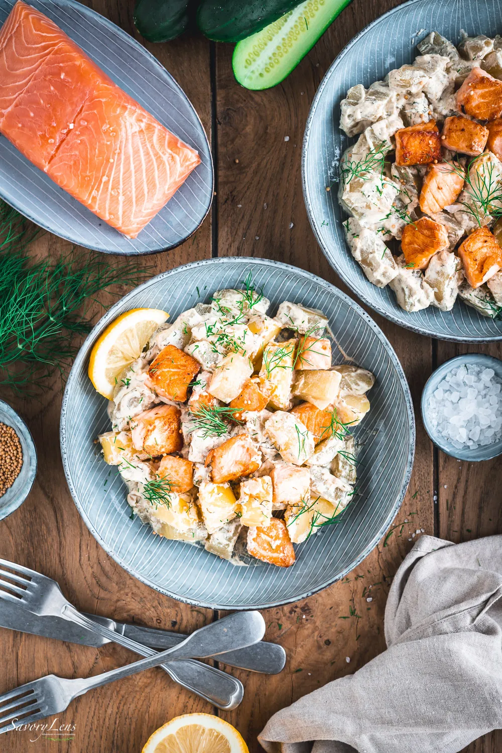 Servierte Schmorgurken mit Lachs, Dill und Kartoffeln in einer cremigen Soße