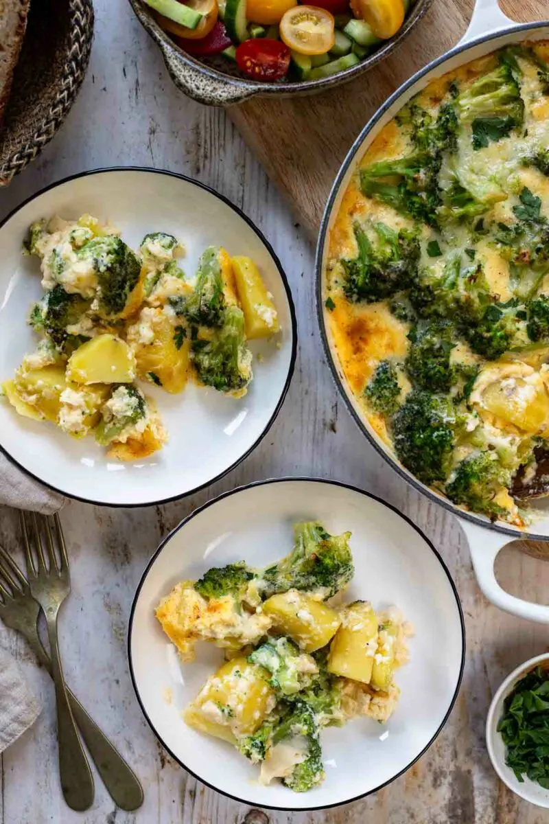 Servierter Kartoffel-Brokkoli-Auflauf auf einem Teller