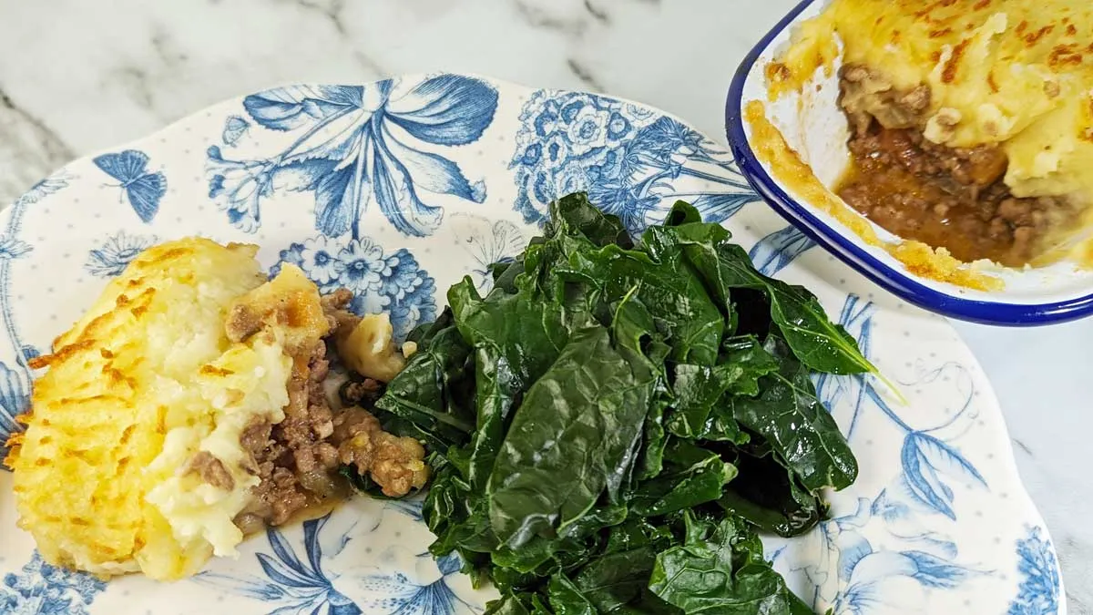 Servierter Shepherd's Pie mit frischem grünen Gemüse