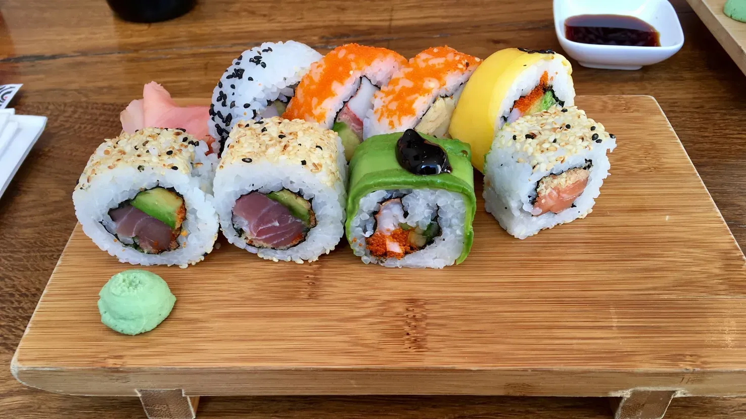 Shizoo Sushi Bar mit modernem Interieur und Sushi auf der Theke