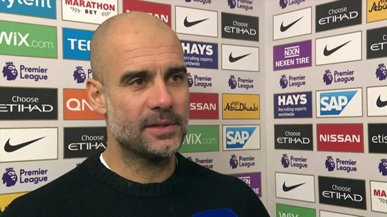 Sicht von oben auf ein Fußballspiel im Stadion