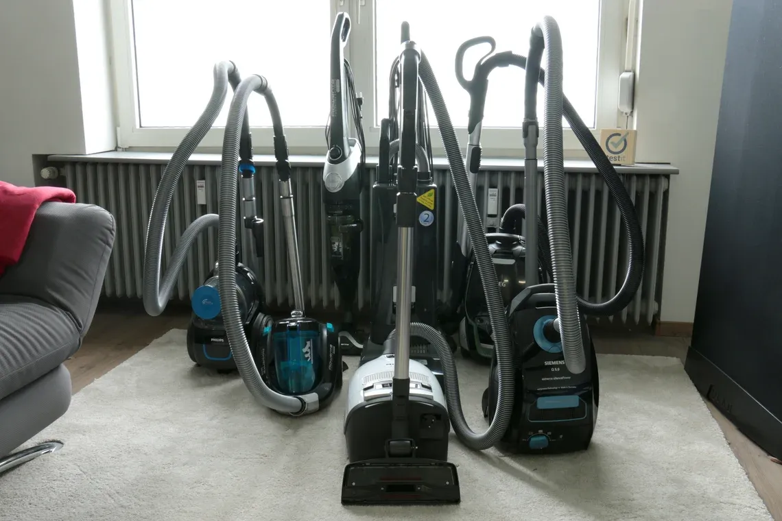 Sieben Staubsauger im Vergleichstest – bereit für die Herausforderung