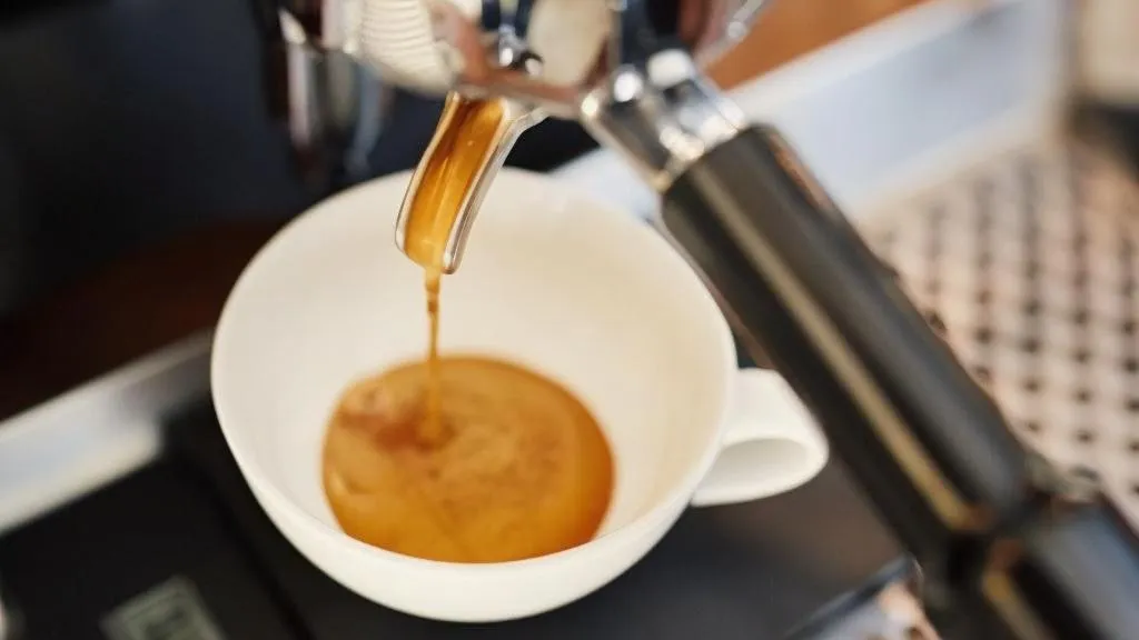 Siebträgermaschine im Einsatz für besten Espresso