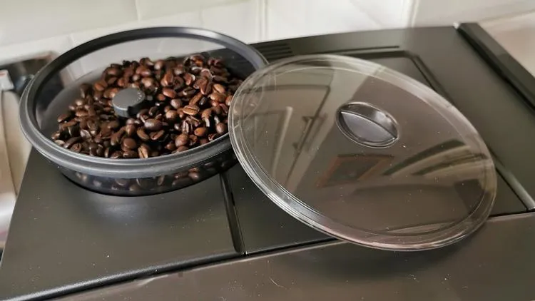 Siemens EQ.6 Plus s100 mit Kaffeebohnen im Behälter