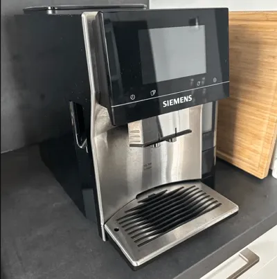 Siemens EQ.700 Integral Kaffeevollautomat mit integriertem Milchbehälter, 5-Zoll iSelect Touch-Display und Home Connect App.