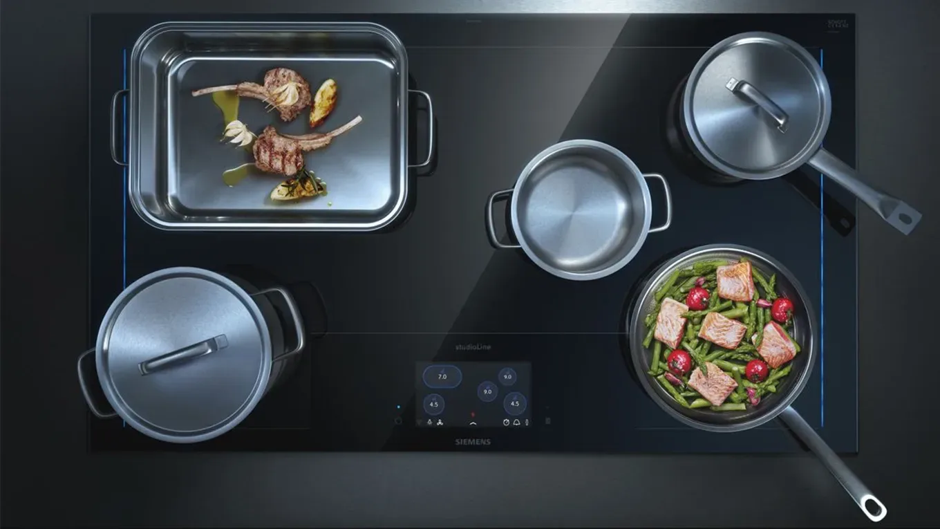 Siemens studioLine Induktionskochfeld mit Töpfen und Bräter