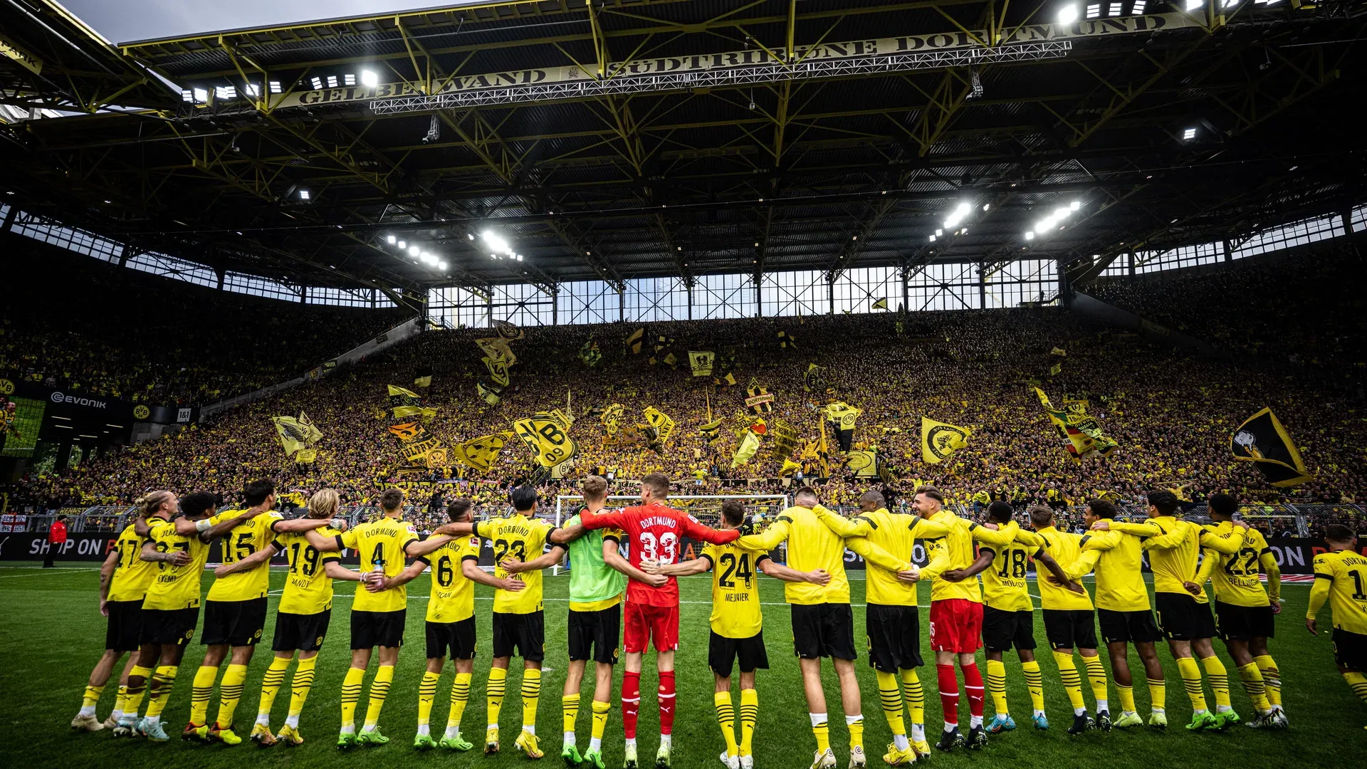 Signal Iduna Park bei Flutlicht, voller Zuschauer