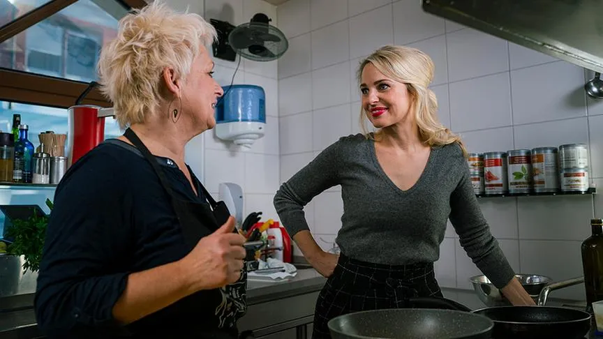 Silvia Schneider im Gespräch mit Köchin Monika Harrer