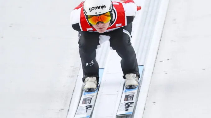 Skispringer in Aktion bei der Skiflug-WM in Oberstdorf
