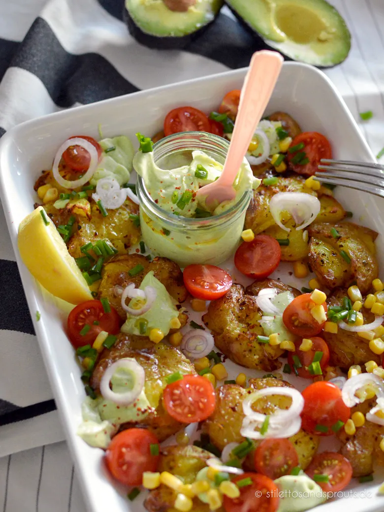Smashed Potato Salad mit Avocado-Dressing
