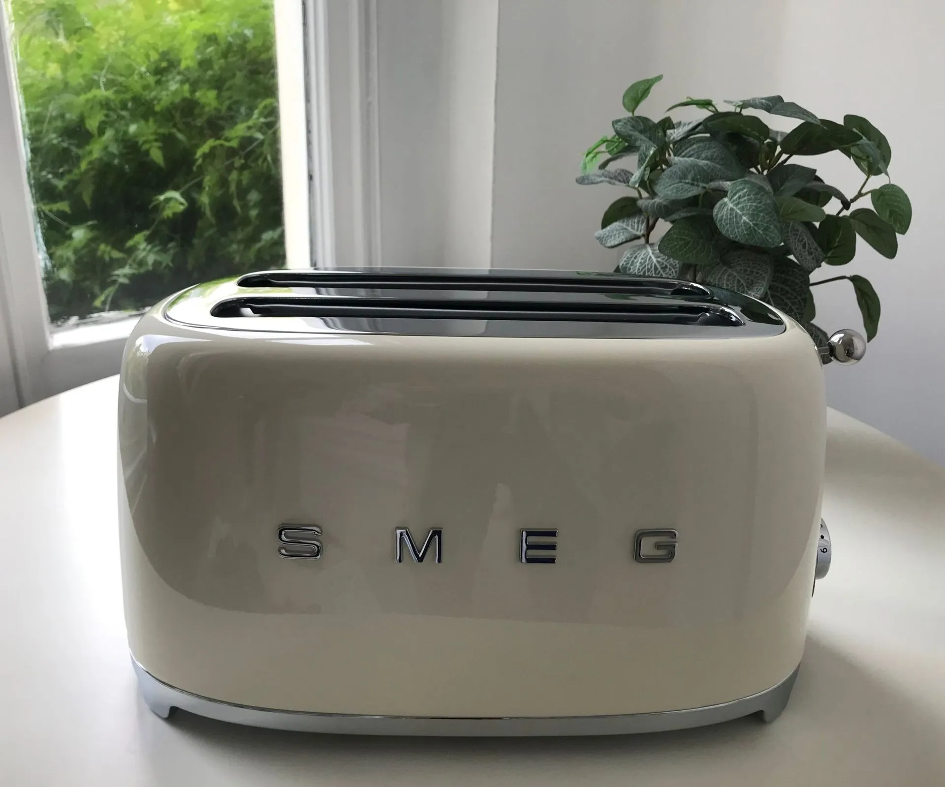 Smeg 4-Scheiben-Toaster auf der Arbeitsplatte